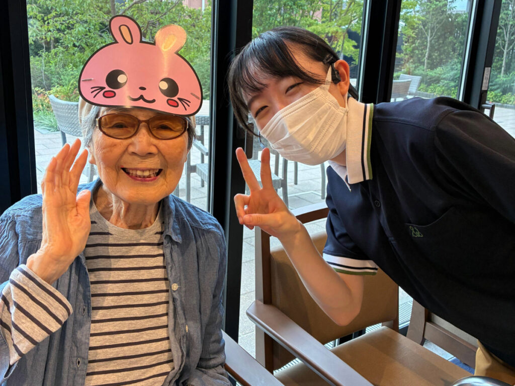 納涼祭でスタッフと笑顔