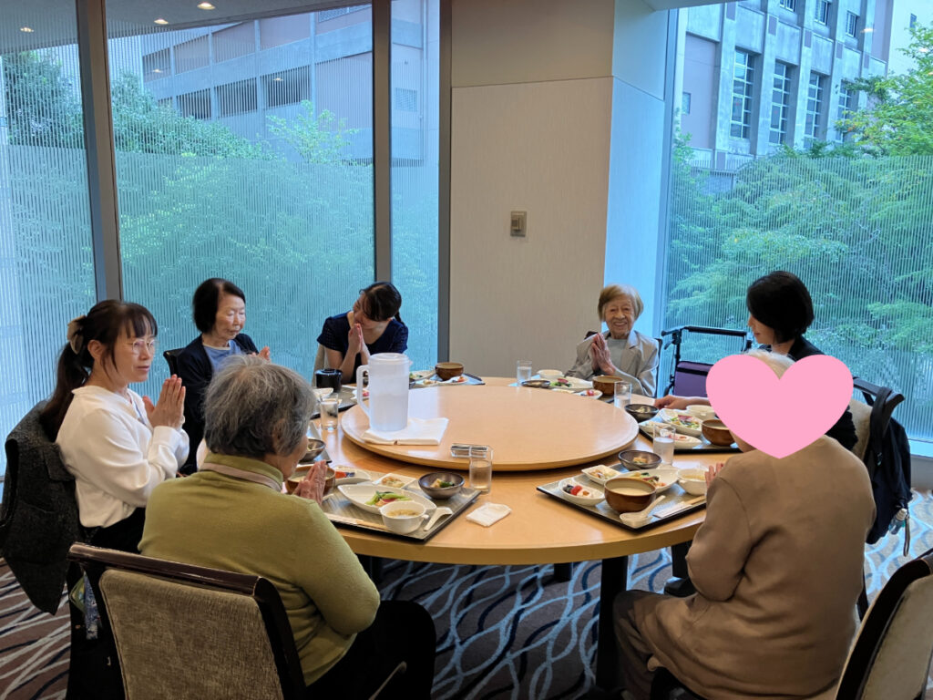 皆さまで手を合わせていただきます