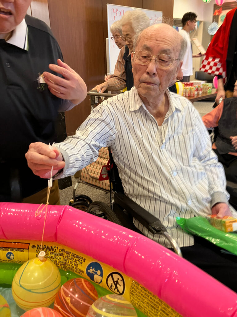 納涼祭でヨーヨー釣り