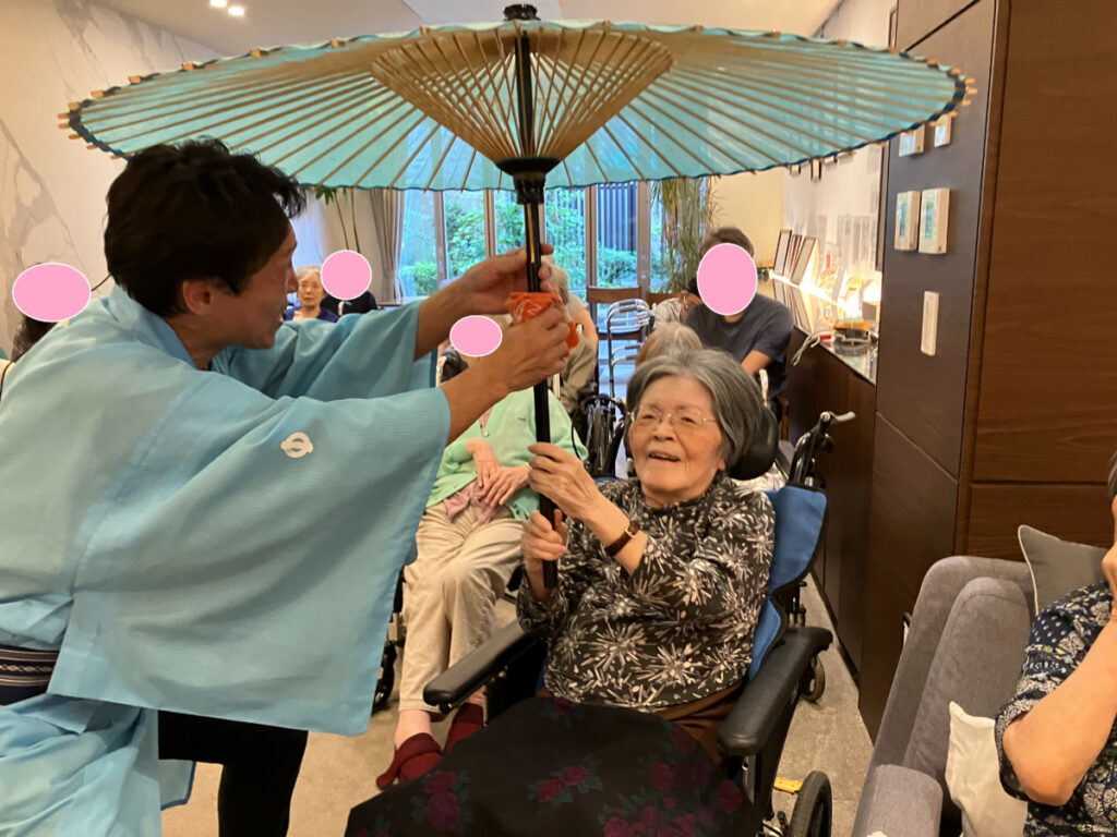 ご入居者も傘回しに挑戦