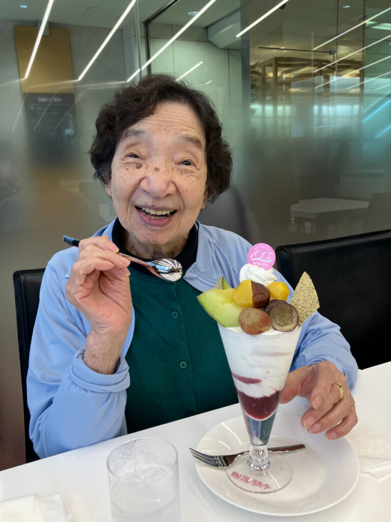 おいしいパフェに笑顔のご入居者