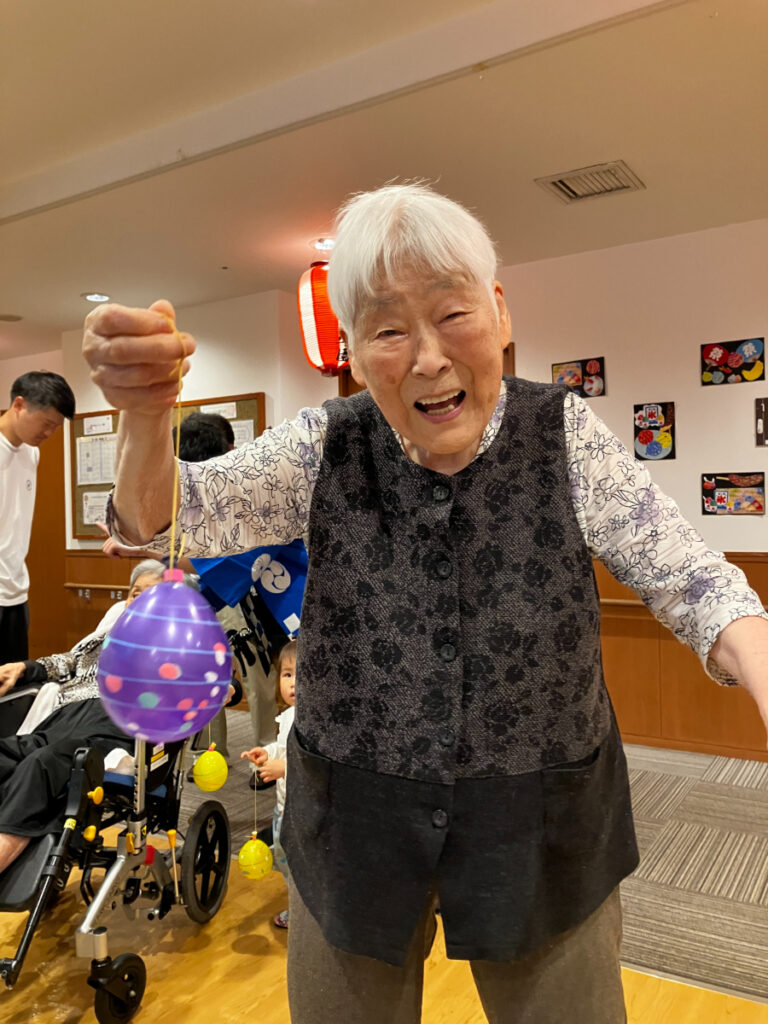 ヨーヨー釣れて笑顔のご入居者