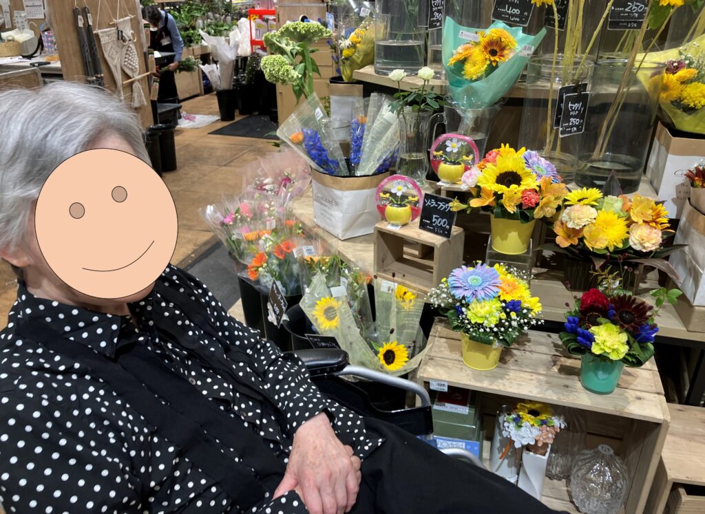お花やさんでお花を眺めるご入居者