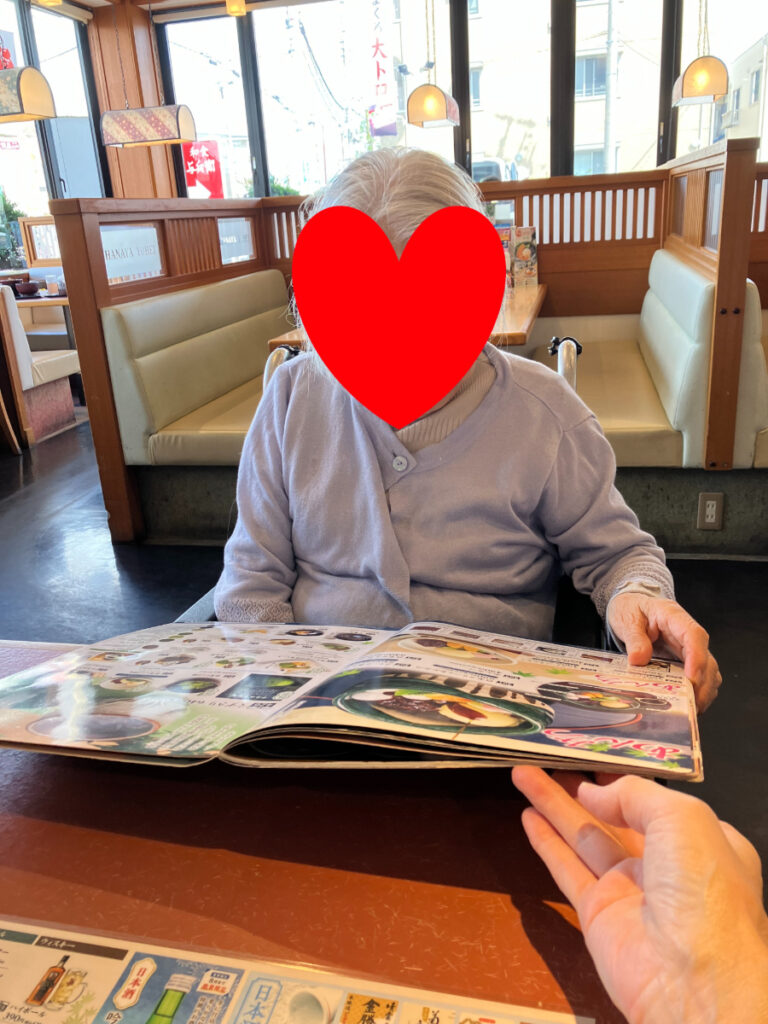 甘味を選ぶご入居者