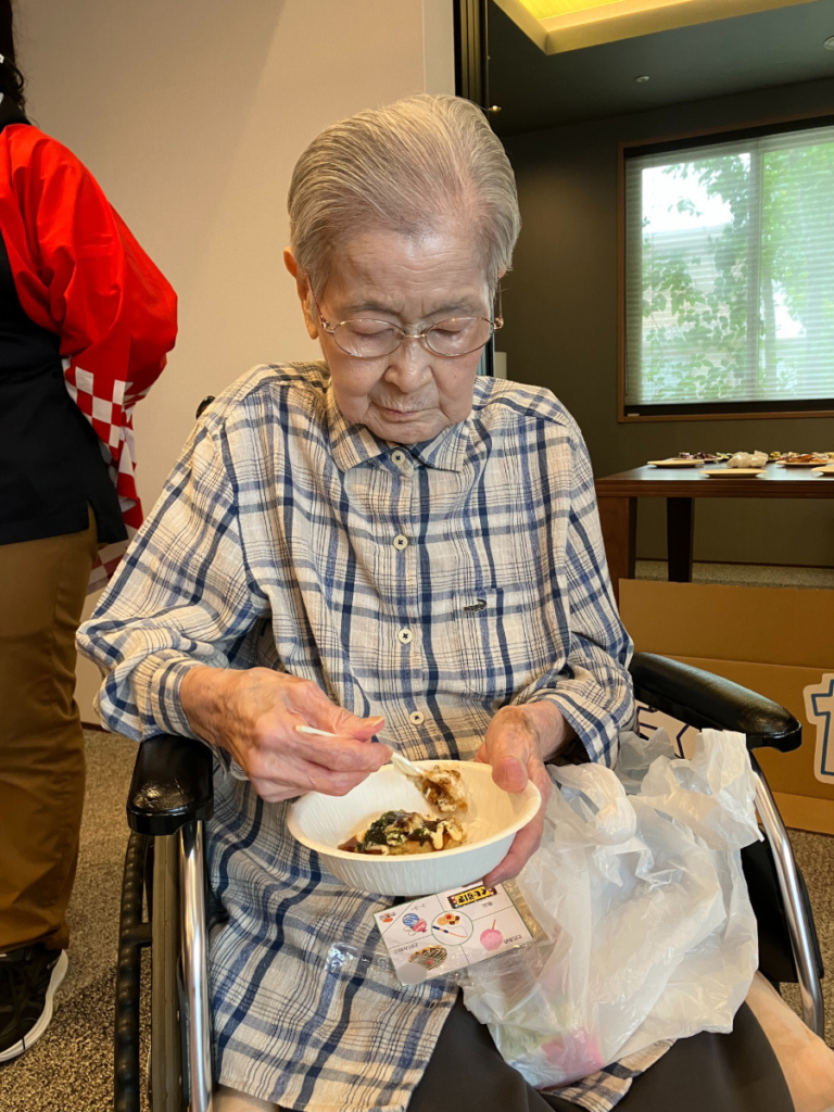 お好み焼きを食べるご入居者