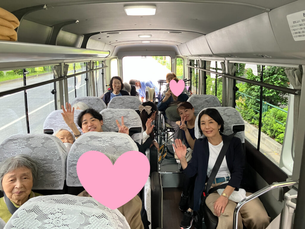 バスツアー車内の様子