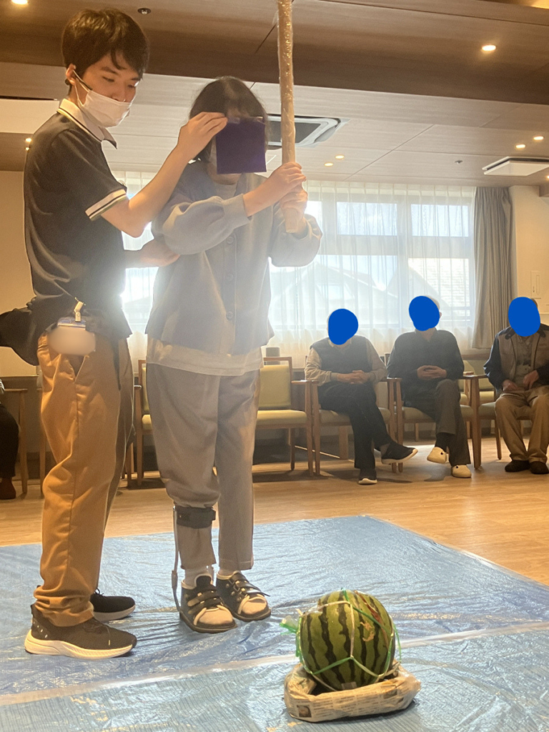 スイカ割りを楽しむご入居者