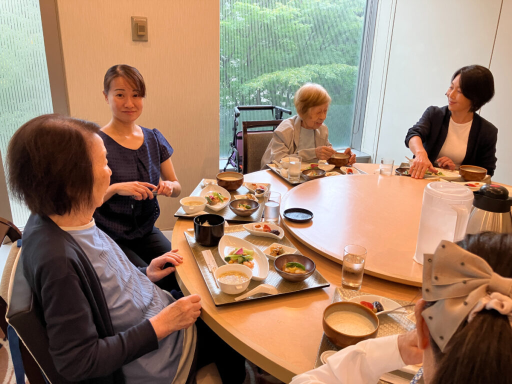 中華ランチを楽しむ様子