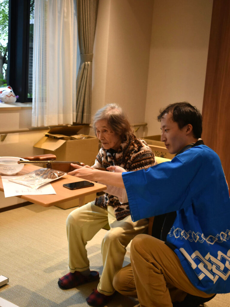 納涼祭で射的を楽しむご入居者