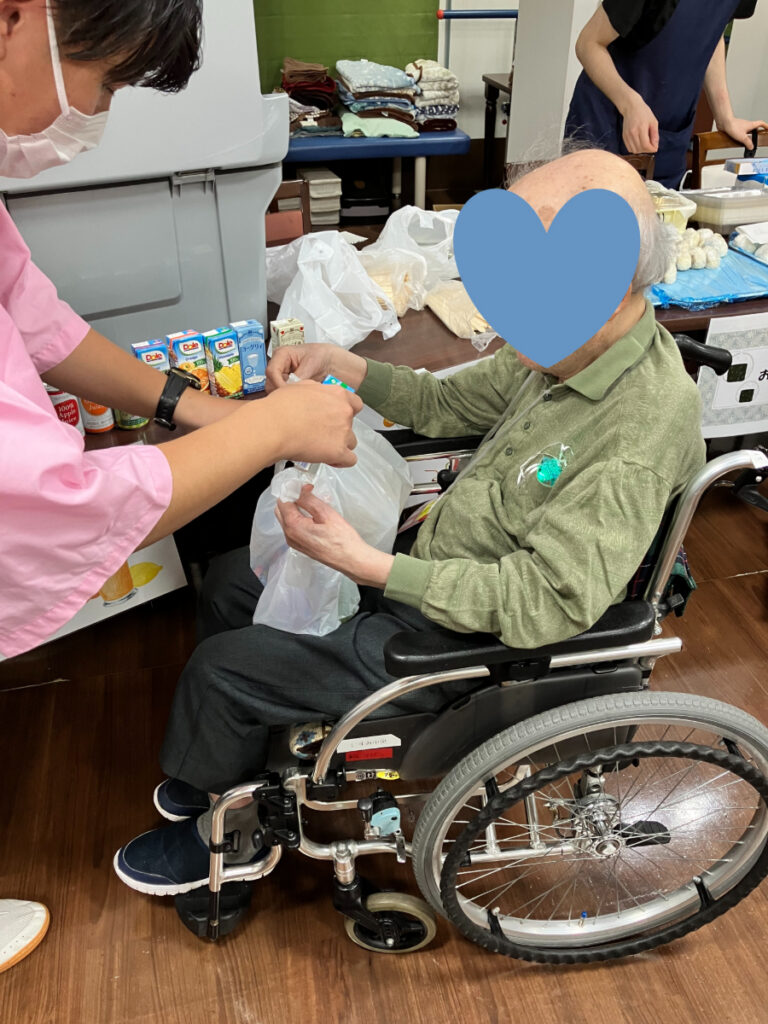 納涼祭でジュースやお菓子を選ぶご入居者