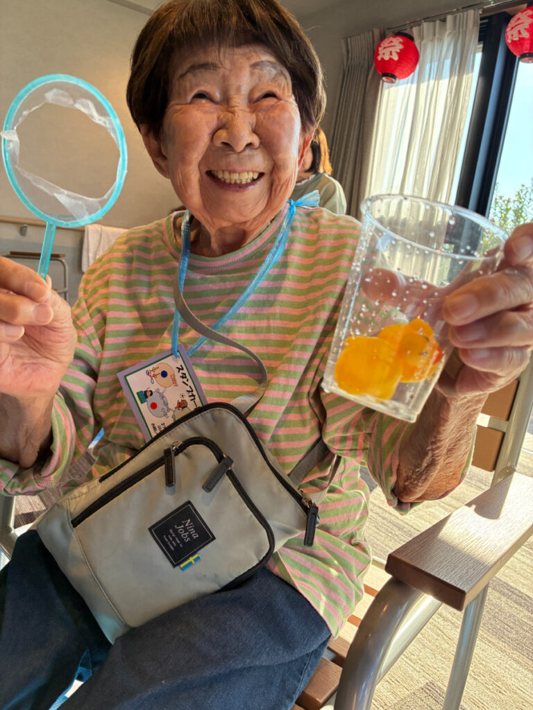 アヒル釣りを楽しむ笑顔のご入居者