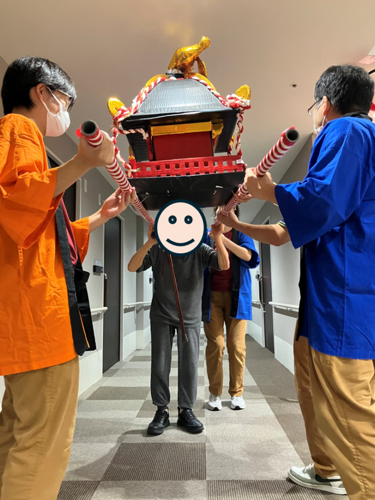 御神輿を担ぐ男性