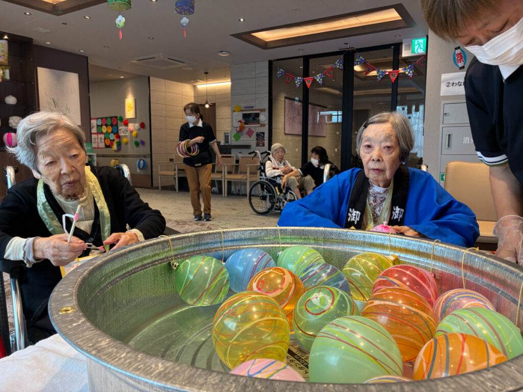 縁日でヨーヨー釣り