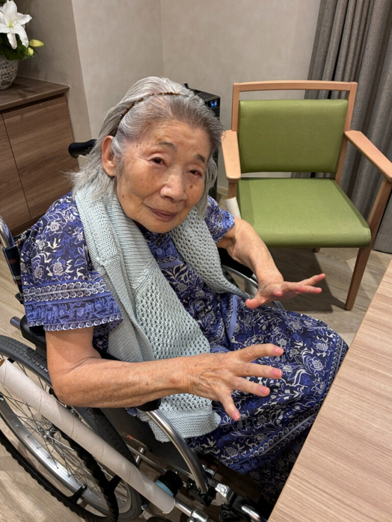 ネイルケアをして喜ぶご入居者