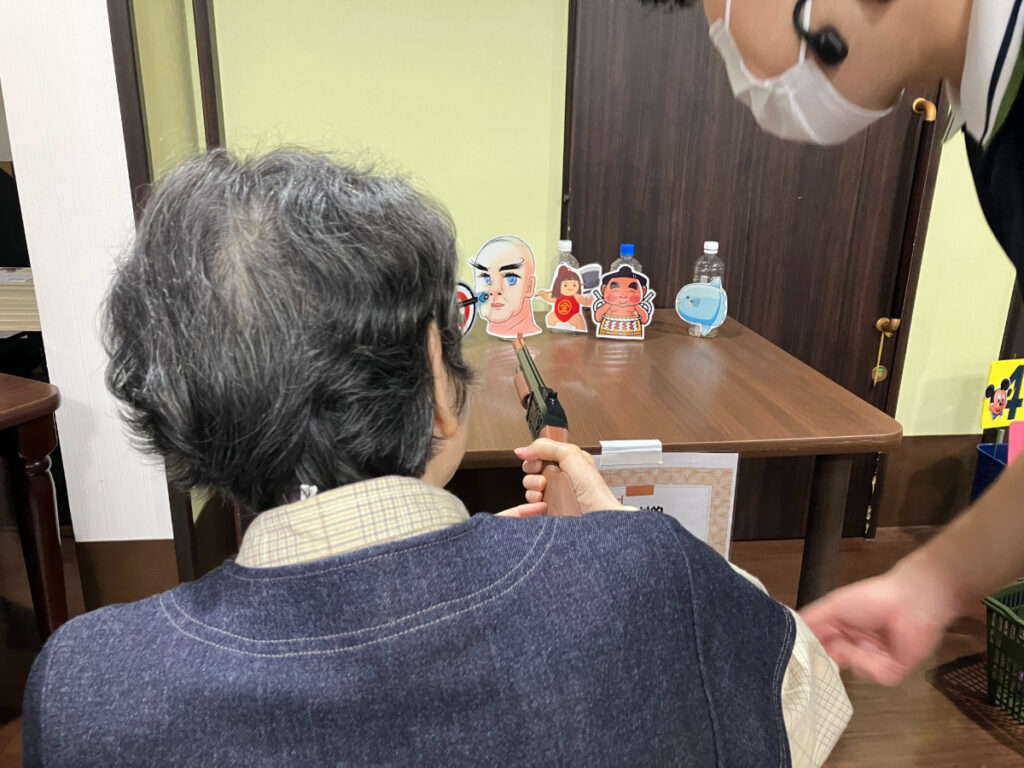 納涼祭で射的を楽しむご入居者