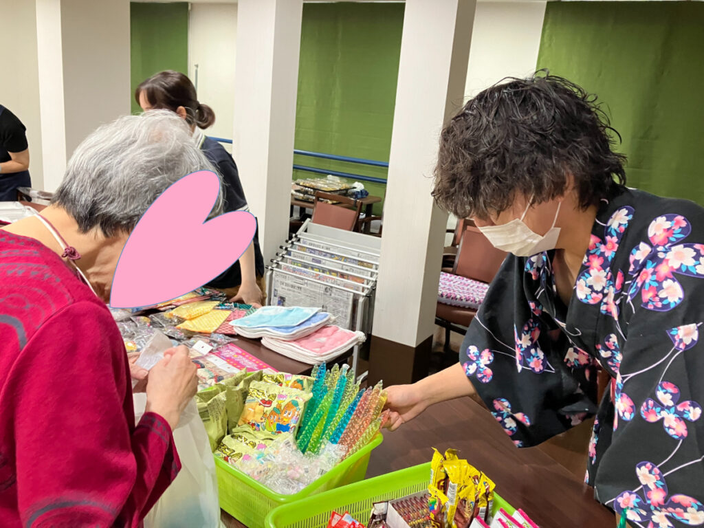 納涼祭で駄菓子を選ぶご入居者