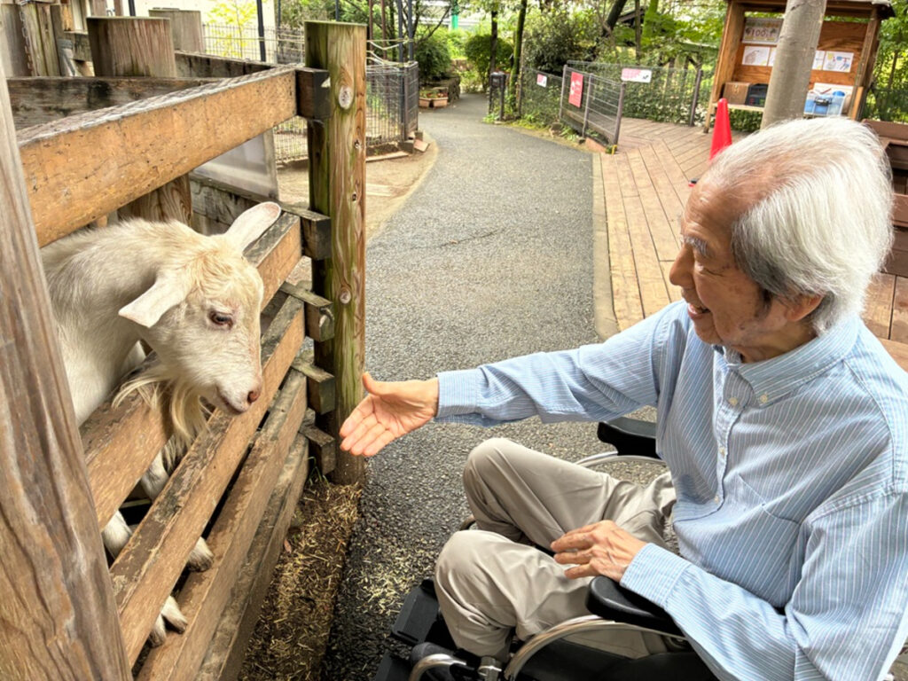 生物園でヤギと触れ合うご入居者