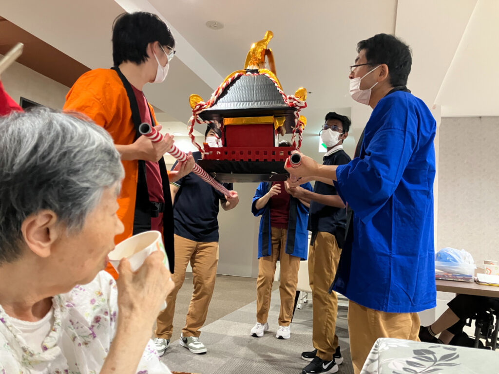 納涼祭でお神輿登場