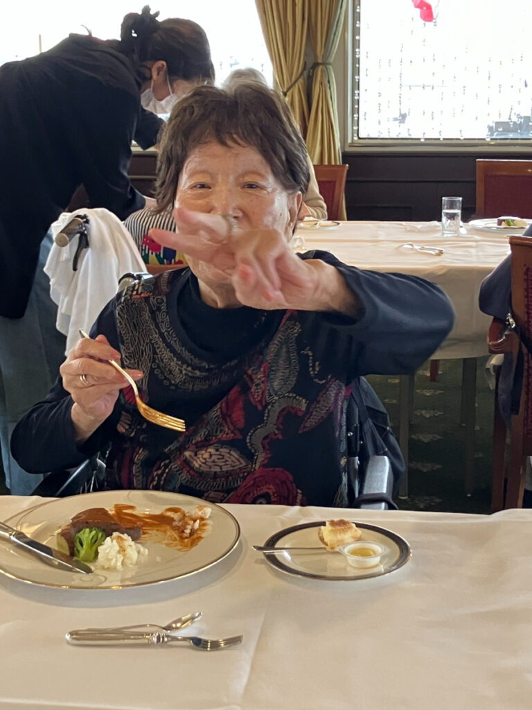 クルーズ船でフランス料理のランチを召し上がるご入居者