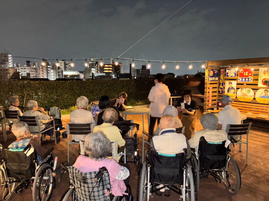 花火鑑賞を楽しむご入居者