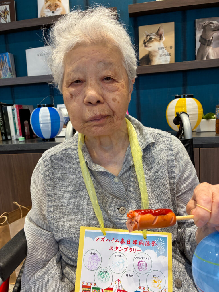 納涼祭で屋台グルメを満喫するご入居者