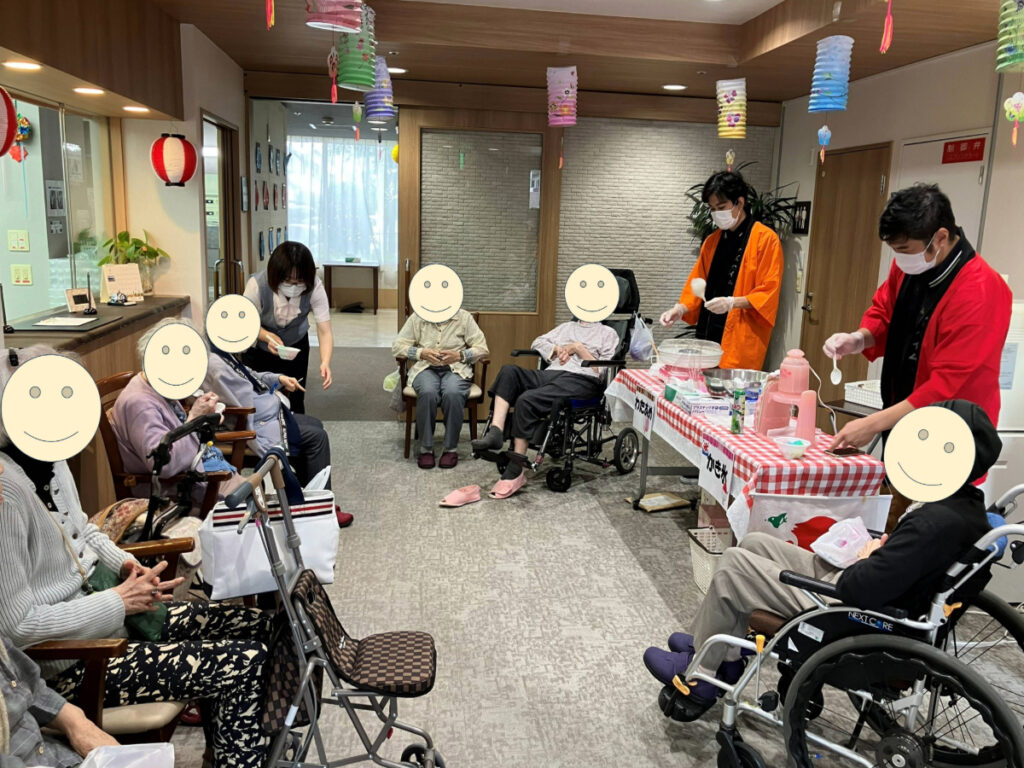 わたあめとかき氷を楽しむご入居者