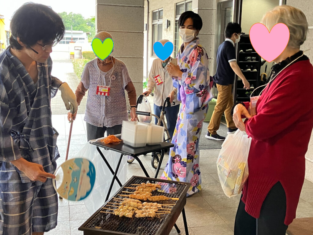 納涼祭で焼き鳥を焼くご入居者