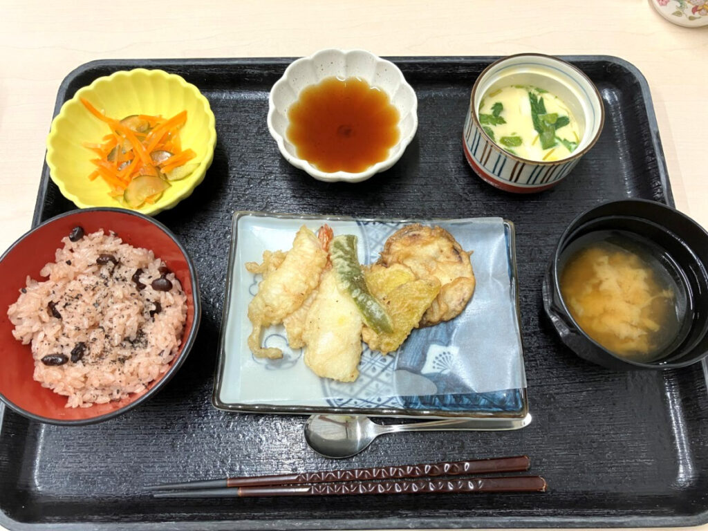 敬老の日に御赤飯と天ぷらの昼食