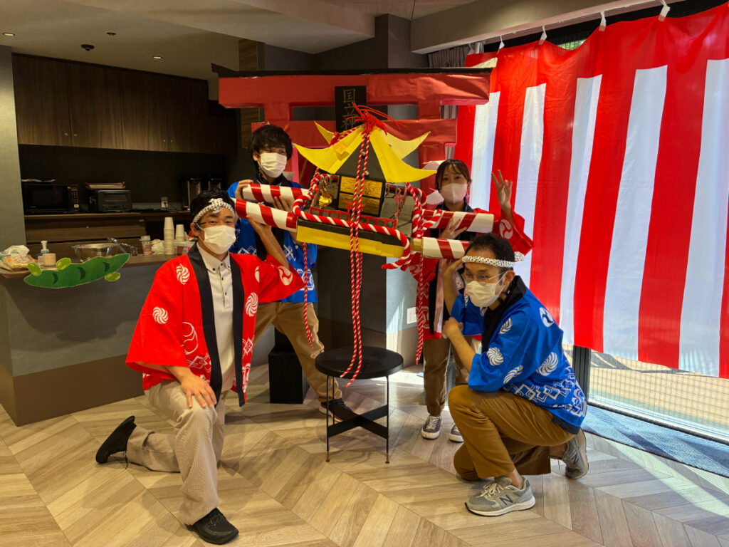お神輿を担ぐ法被を着たスタッフ