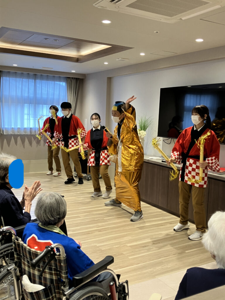 スタッフによるダンス披露