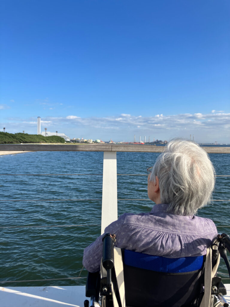 海浜公園から海を眺めるご入居者