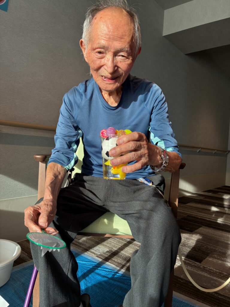 スーパーボールすくいを楽しむご入居者