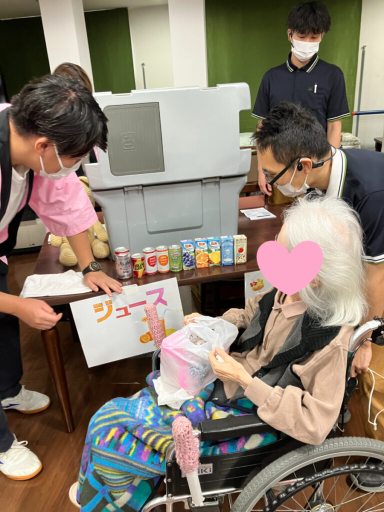 納涼祭でジュースやお菓子を選ぶご入居者