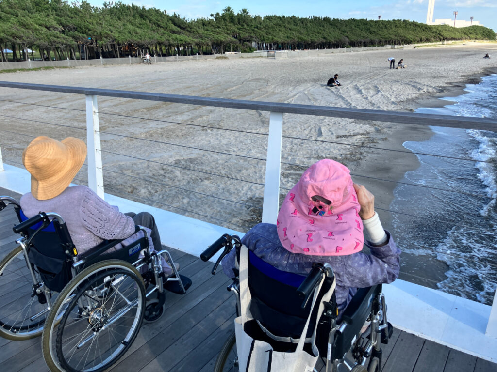 海浜公園から海を眺めるご入居者