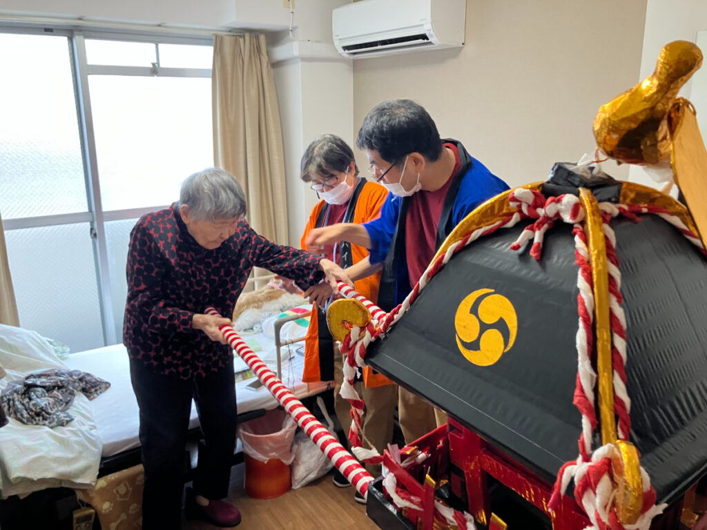 お神輿を担ぐご入居者