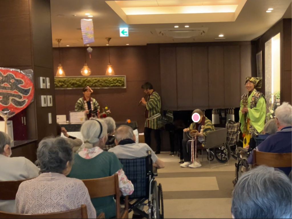お囃子を披露するご入居者