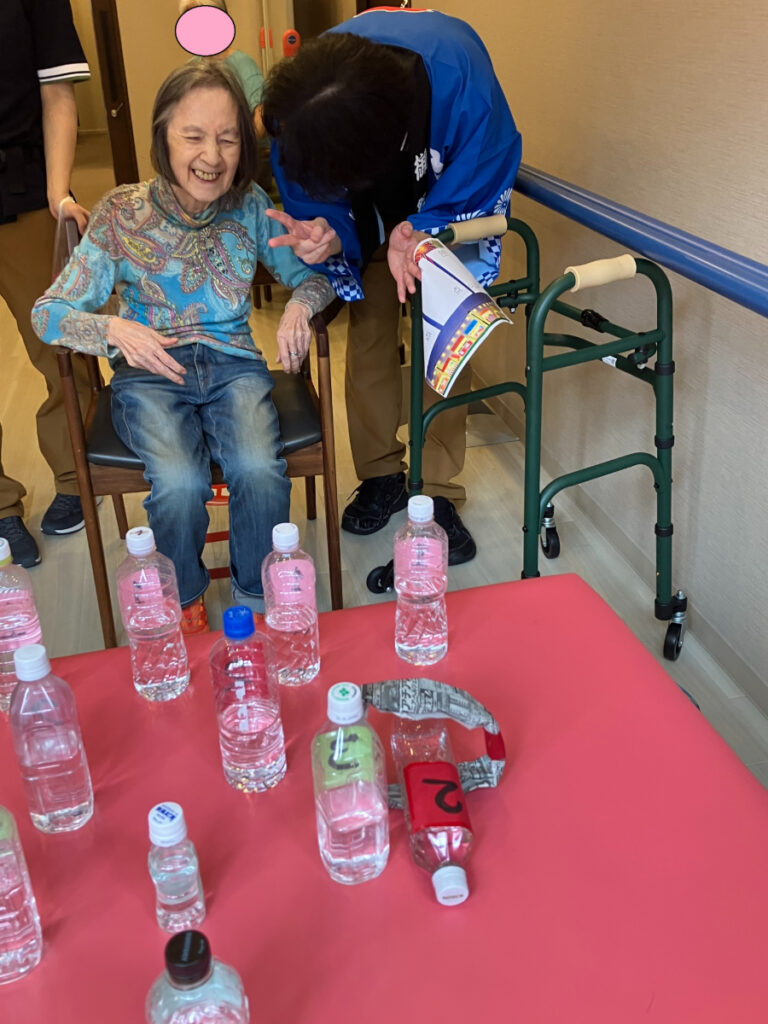 輪投げで笑顔のご入居者