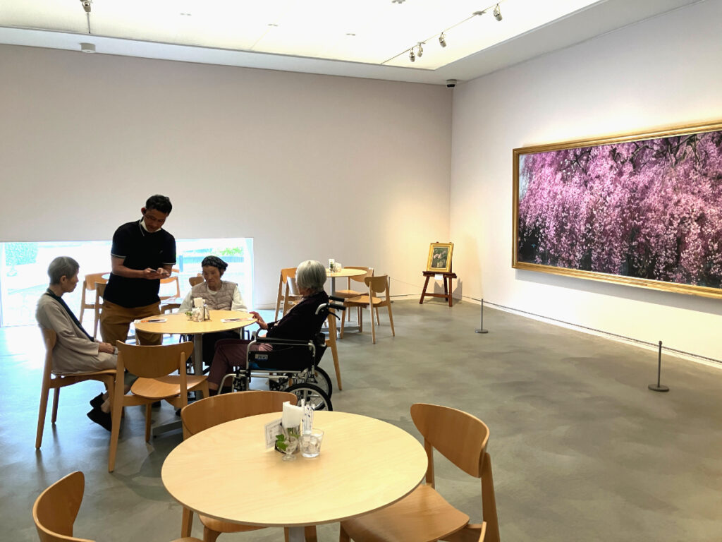 美術館併設のカフェ