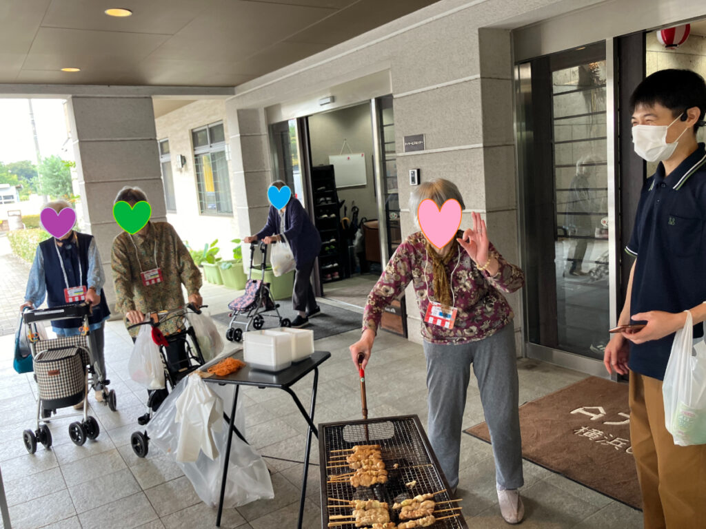納涼祭で焼き鳥を焼くご入居者
