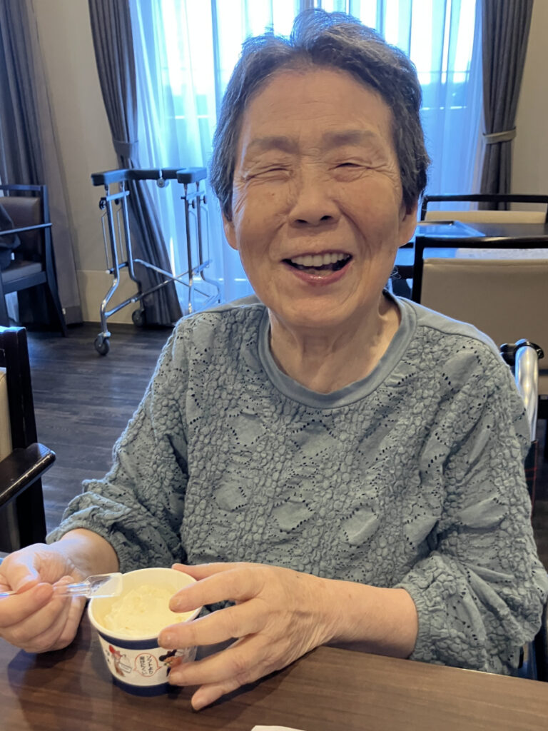 大好きなソフトクリームで笑顔のご入居者