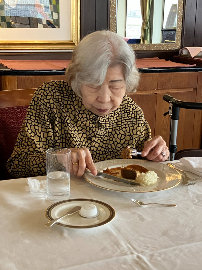 クルーズ船でフランス料理のランチを召し上がるご入居者