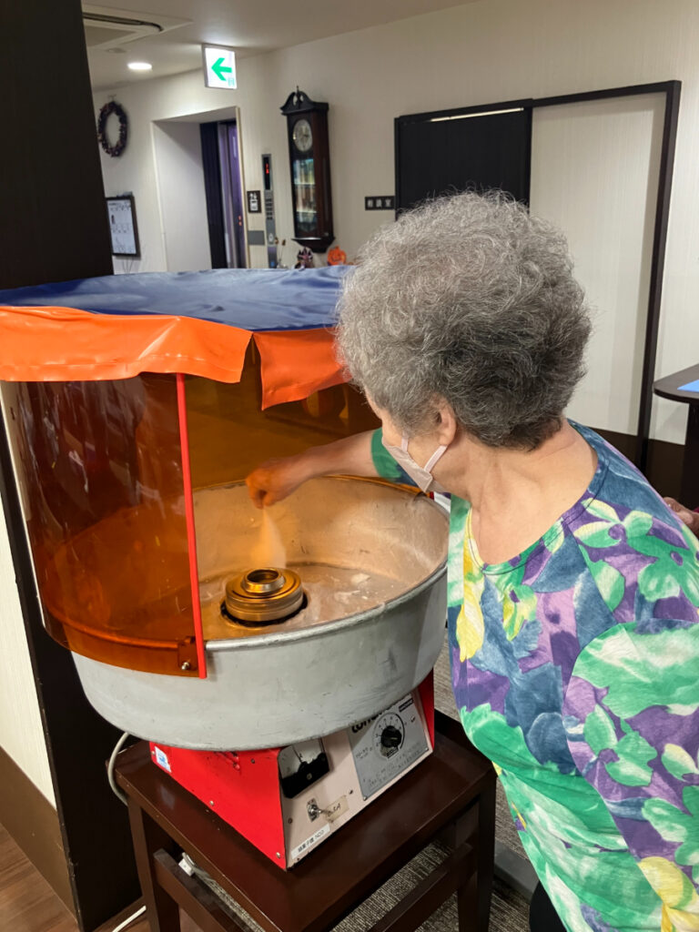 綿菓子の機械で綿菓子を作るご入居者