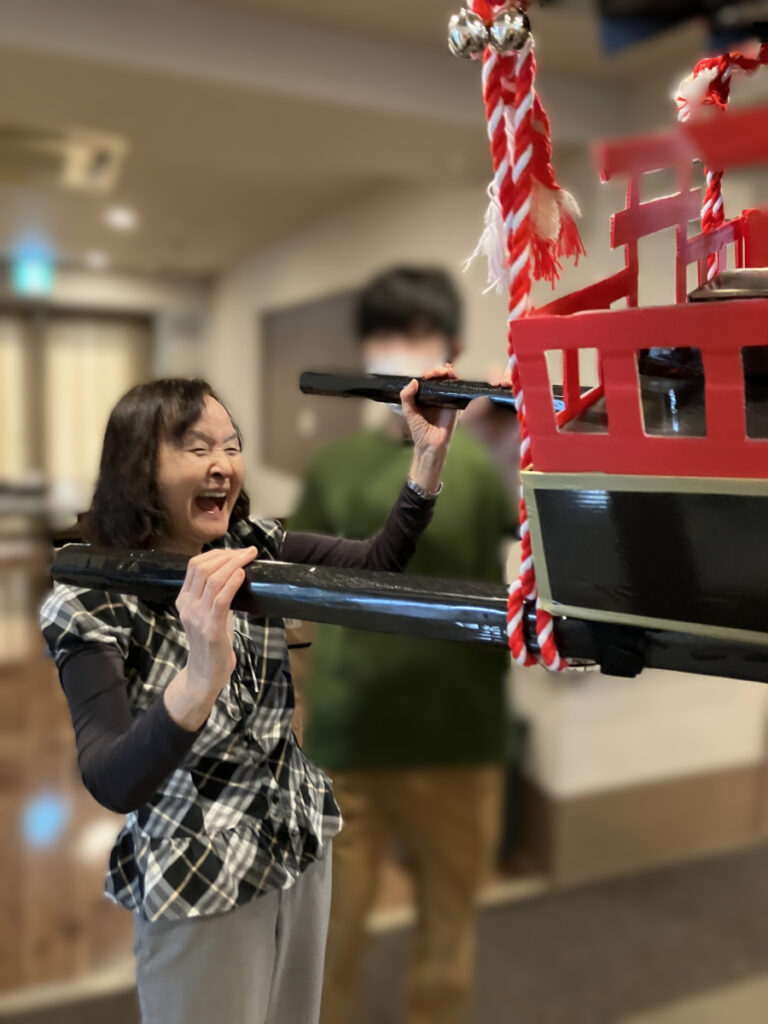お神輿を担ぐご入居者